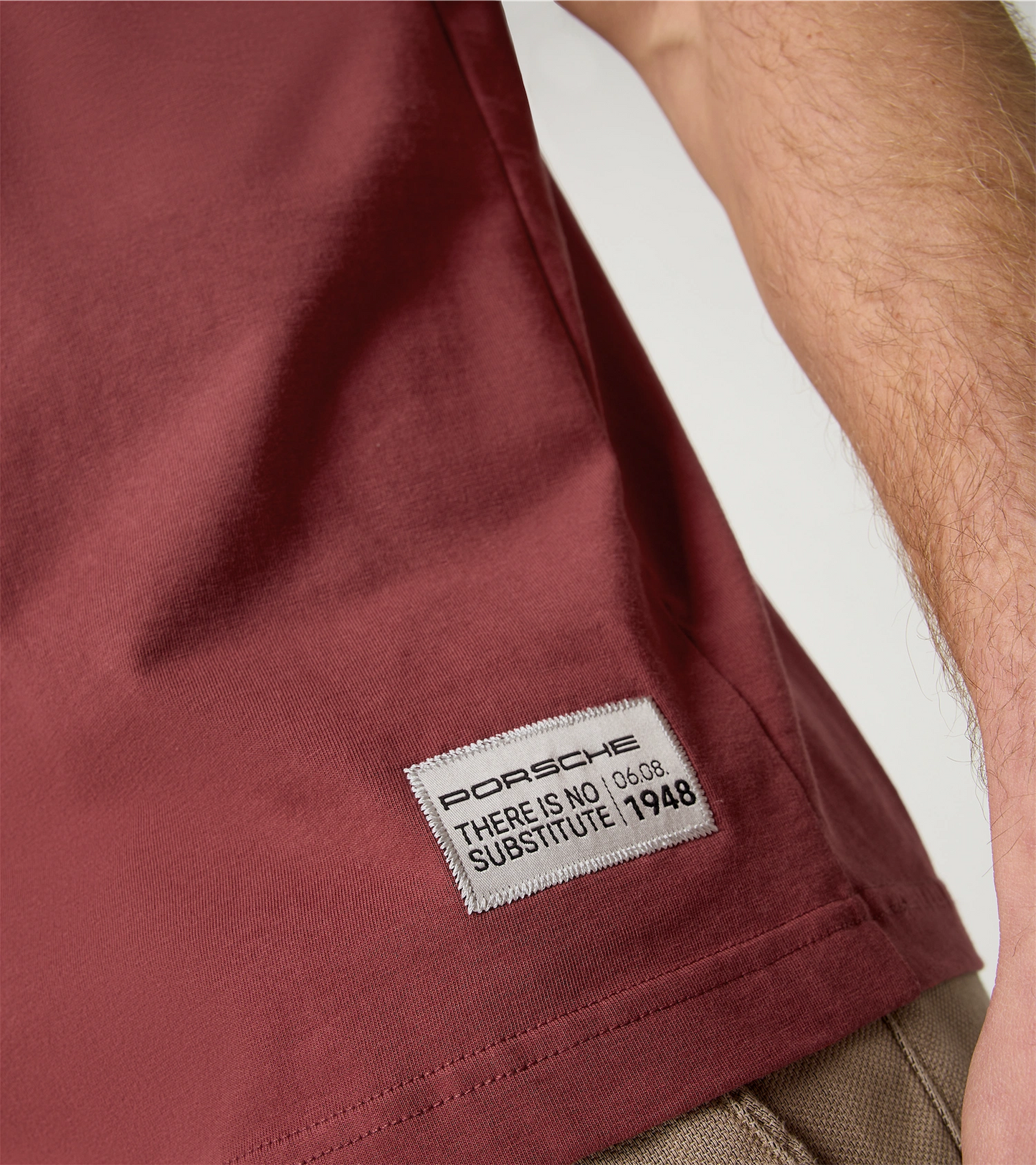 Tシャツ レッド – Porsche. There is no Substitute.